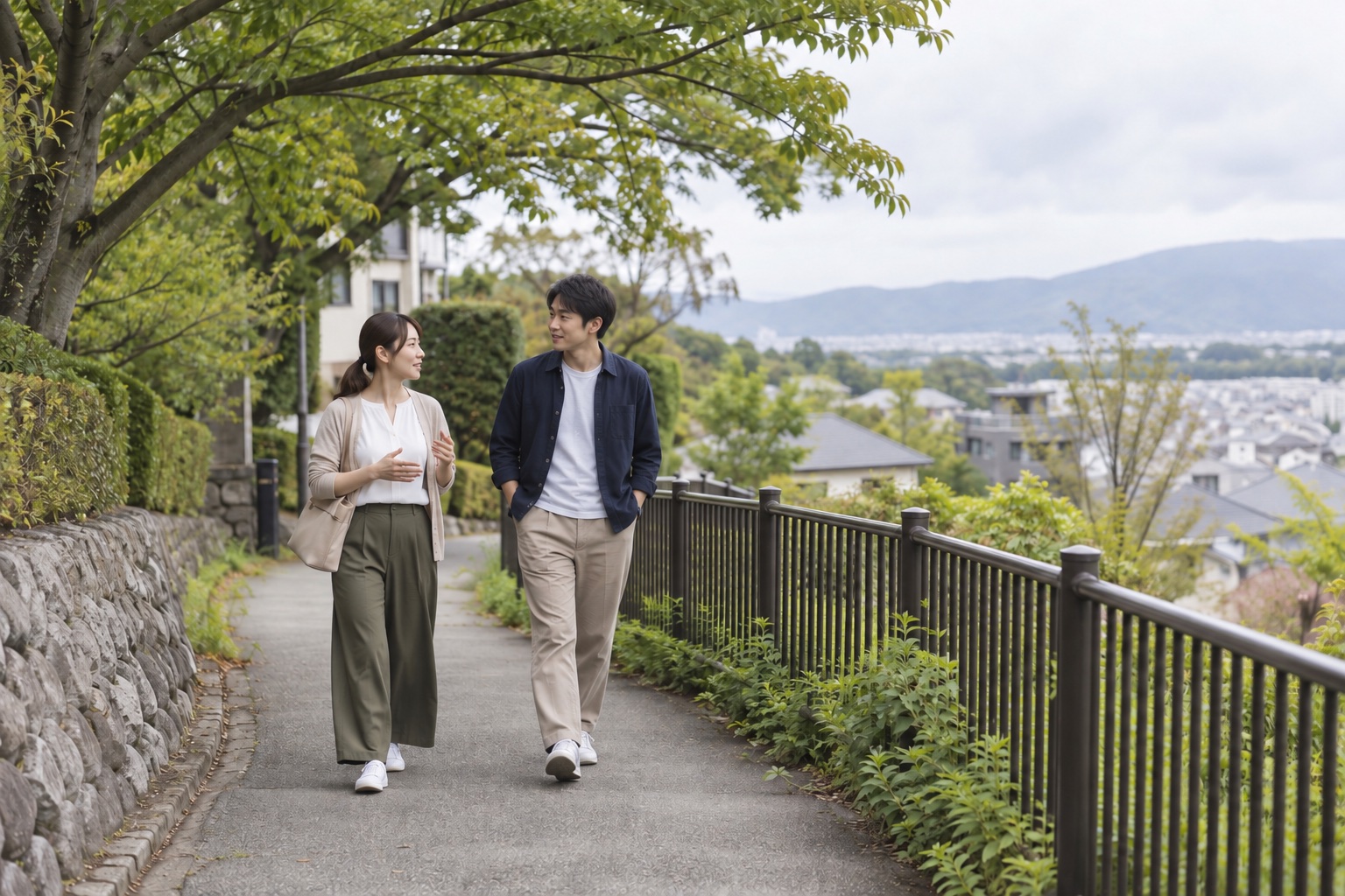 日本の散歩道を歩きながら話す二人のイメージ